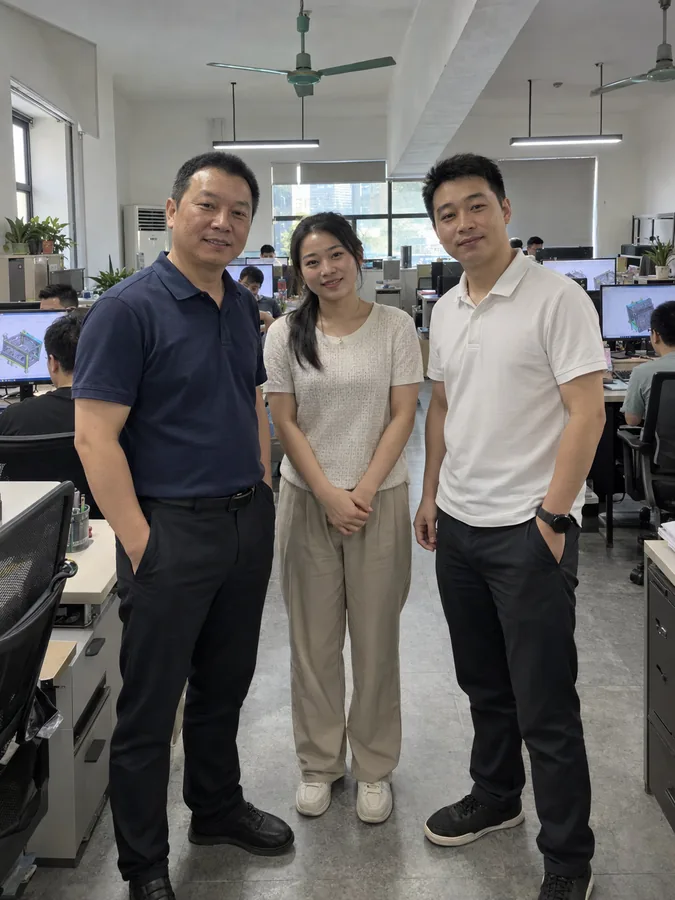 开放式设计办公区的工程师