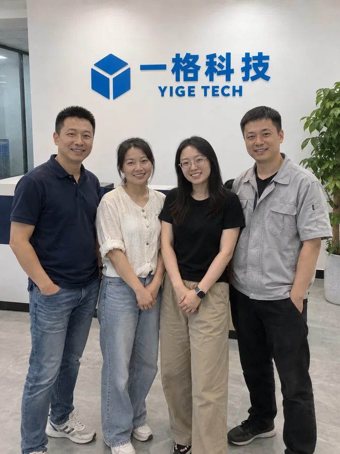 团队在公司前台合影