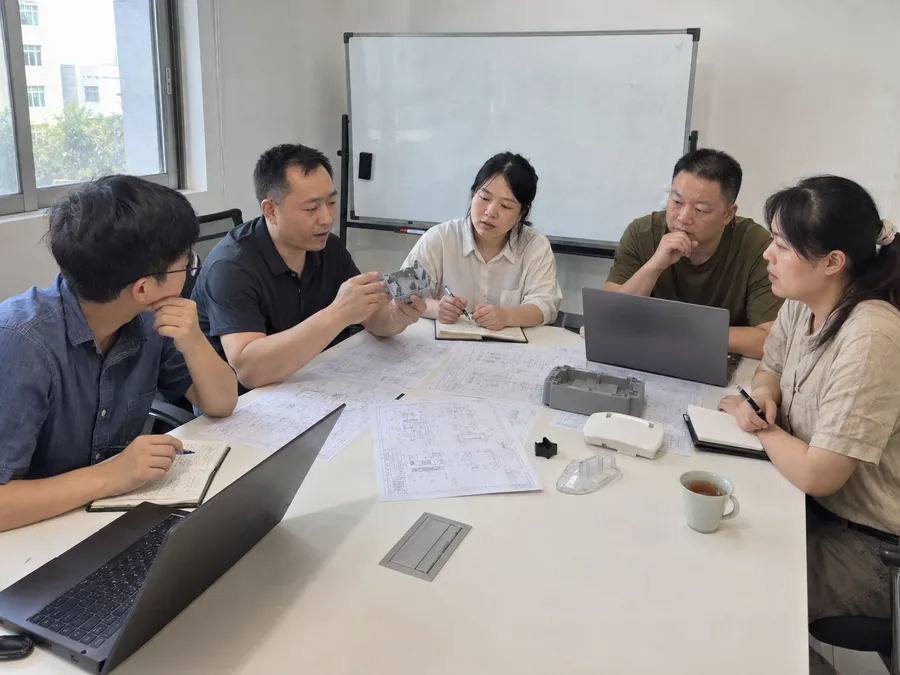 围绕模具图纸与样件的项目会议