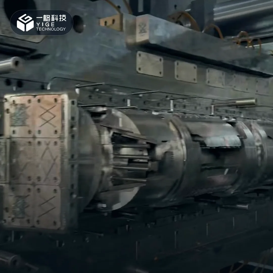 开模过程: 立式空调面板模具量产试模，开模时行位与抽芯有序脱出。